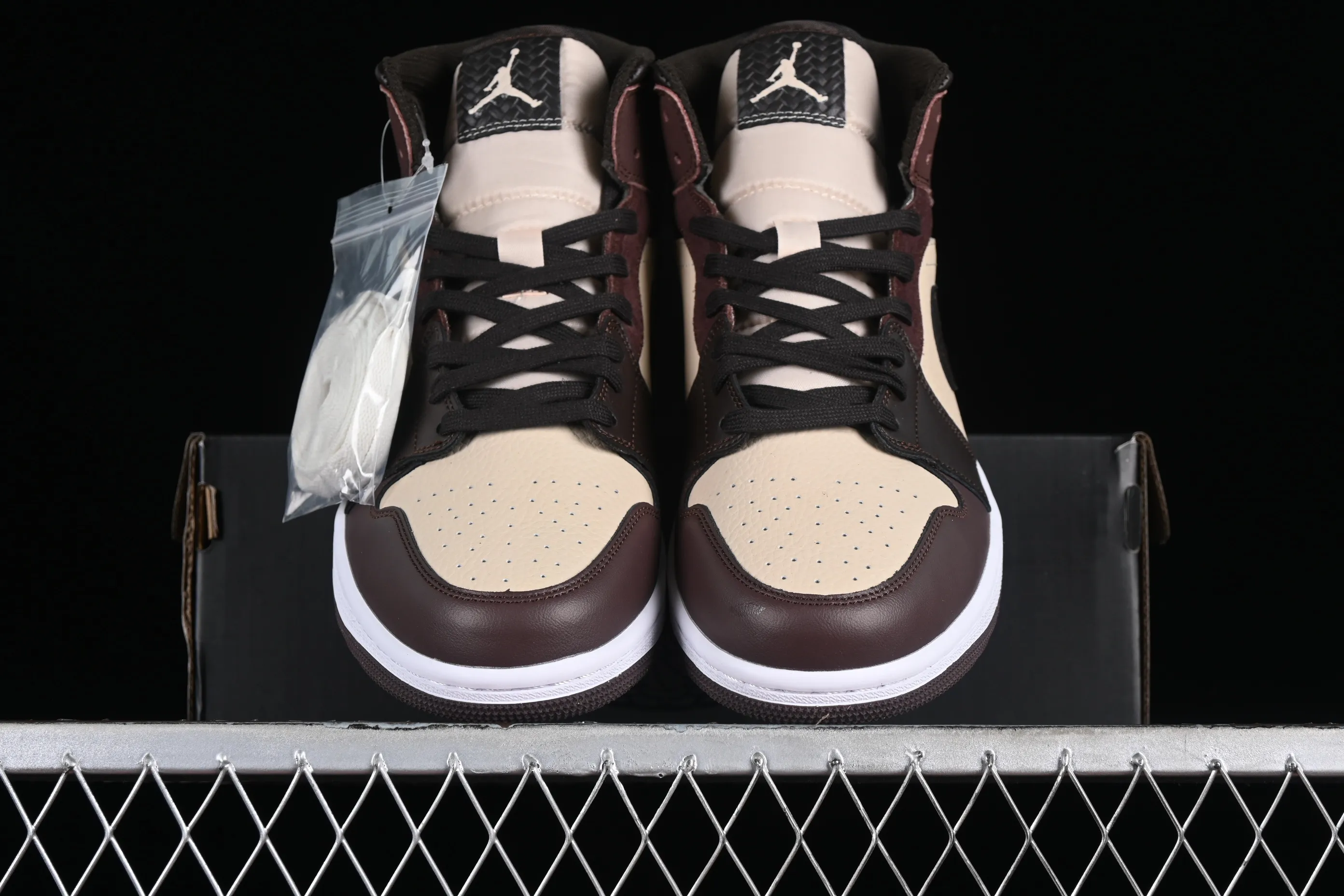 All Categories Air Jordan Jordan Series Basketball Shoes Air Jordan 1 Mid Air Jordan 1 Mid AJ1 Joe 1 Velvet Brown Zhongbang Basketball Shoes FZ4359-200